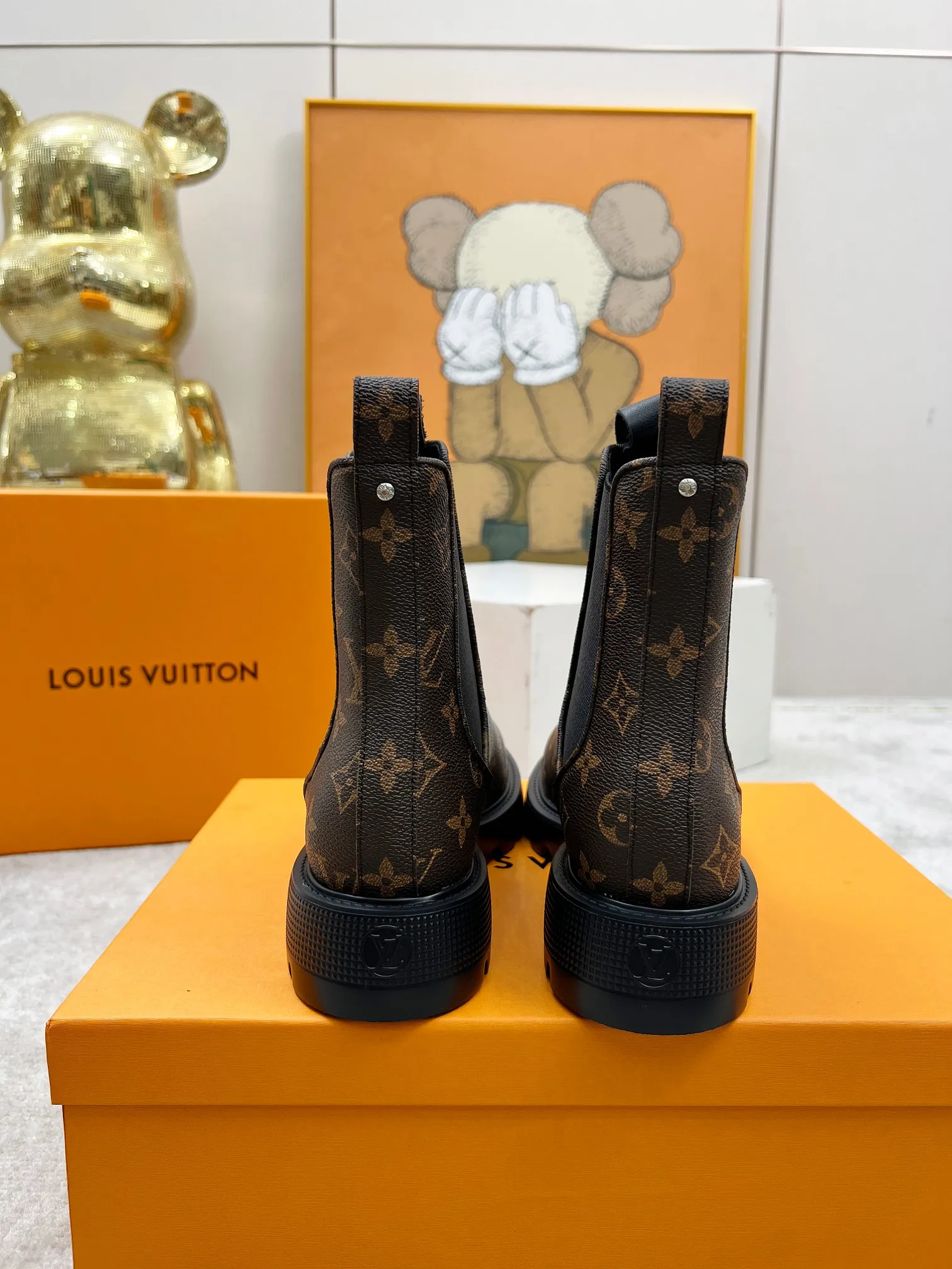 👟👟Ex-factory price 540👟👟 LOUS VUITON 🔥🔥🔥️ The latest short boots model from Louis Vuit 2025 official website, official website 💯 original version 1:1. LV Beaubourg uses calfskin to present a Chelsea-style upper, with a lightweight thick sole. Monogram canvas trim and contrast stitching outline the elastic side panels and seams respectively, cleverly interpreting the balance of strength and softness. It is a fashionable short boot that is comfortable and generous, versatile and very good-looking. Upper: Full-grain calfskin. Lining feet: sheepskin. Color: black/coffee, 35 to 40 yards, (414243 yards can be customized without return or exchange) Bosses are welcome to place orders!